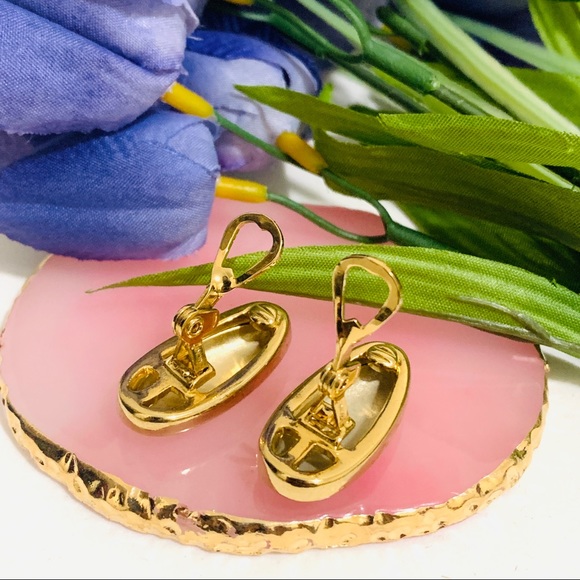 🌹Vintage Monet gold oval shape clip on earring - Picture 9 of 15